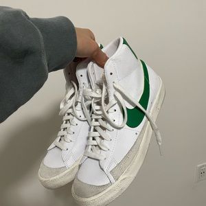 Nike Blazer’s White/Green Men’s 8 Woman’s 9-9.5